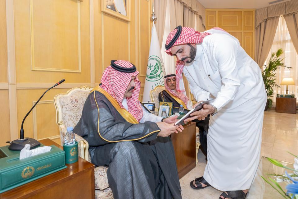 سمو أمير حائل يدشّن خدمة جديدة لإمارة المنطقة تتمثل في اعتماد البطاقة الخاصة لمنسوبيها في تطبيق "توكلنا خدمات".