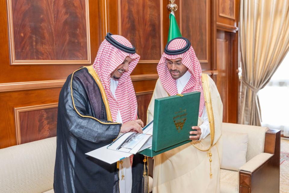 سمو نائب أمير منطقة حائل يتسلّم التقرير السنوي لأمانة المنطقة