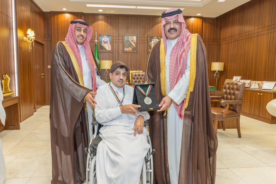 سمو الأمير عبدالعزيز بن سعد يستقبل لاعب نادي ذوي الإعاقة بحائل ذعار الشمري