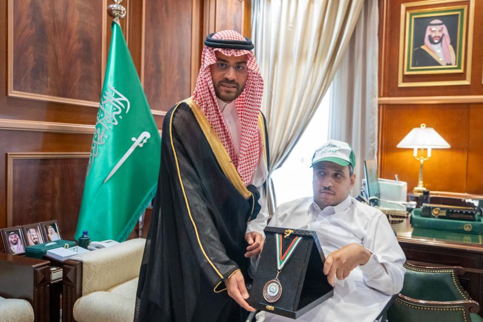 سمو نائب أمير حائل يستقبل لاعب نادي ذوي الإعاقة بحائل ذعار الشمري