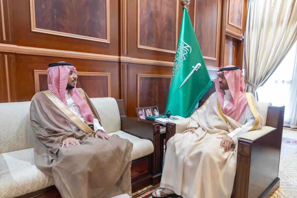 سمو الأمير فيصل بن فهد بن مقرن يستقبل الرئيس التنفيذي المكلّف لتجمع حائل الصحي