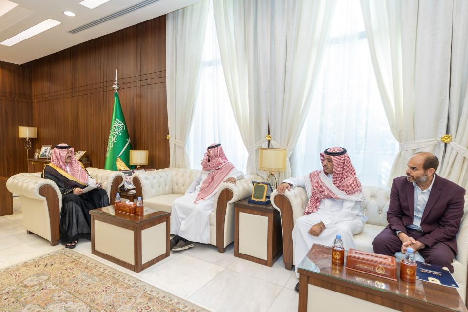 أمير حائل يستقبل رئيس نادي مرصد مشار الفلكي