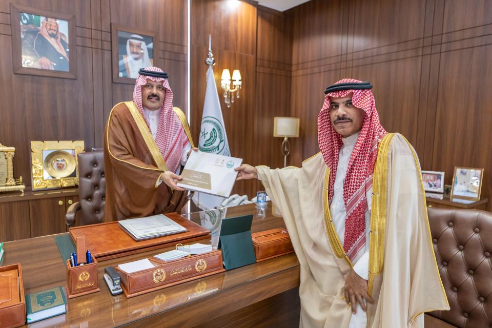 سمو أمير حائل يستقبل مدير إدارة الأحوال المدنية بالمنطقة.