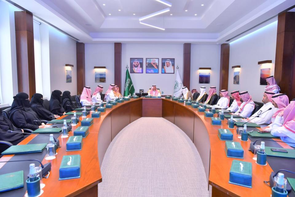 سمو أمير حائل يضع حجر أساس مشروع مبادرة إكرام الموتى ويطلع على جهود أمانة المنطقة لمعالجة التشوه البصري.