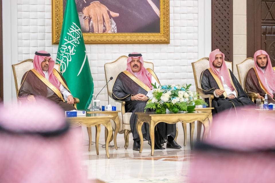 سمو أمير حائل يستقبل جموع المواطنين والمسؤولين في جلسته الاثنينية.