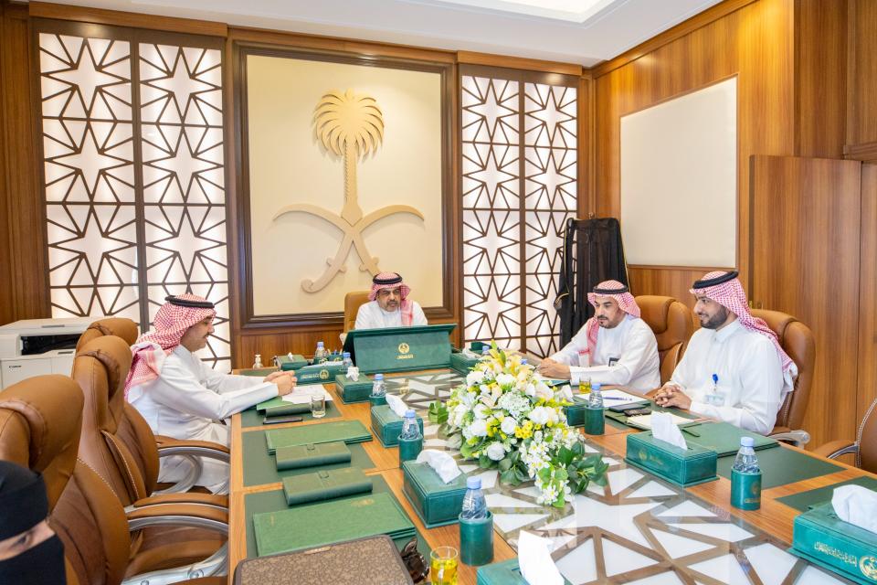 سعادة وكيل الإمارة الأستاذ عادل بن صالح آل الشيخ يرأس اجتماع اللجنة التنفيذية لبرنامج الأمير #عبدالعزيز_بن_سعد_بن_عبدالعزيز للتنمية المجتمعية