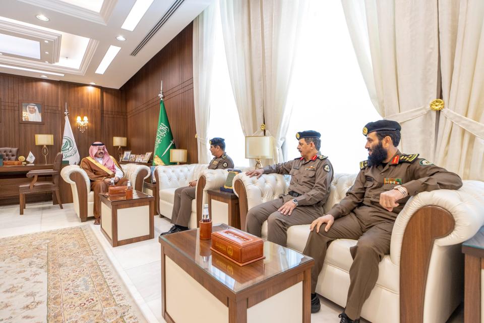 سمو أمير حائل يستقبل مدير الشرطة ونائبه ومدير المرور بالمنطقة.