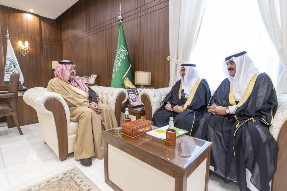 سمو أمير منطقة حائل يستقبل رئيس مجلس أمناء مركز الملك عبدالعزيز للحوار الوطني