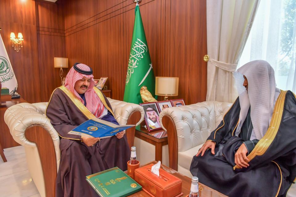 سمو #أمير_منطقة_حائل يتسلم تقريراً عن أعمال الرئاسة العامة لهيئة الأمر بالمعروف والنهي عن المنكر في موسم حج ١٤٤٣هـ