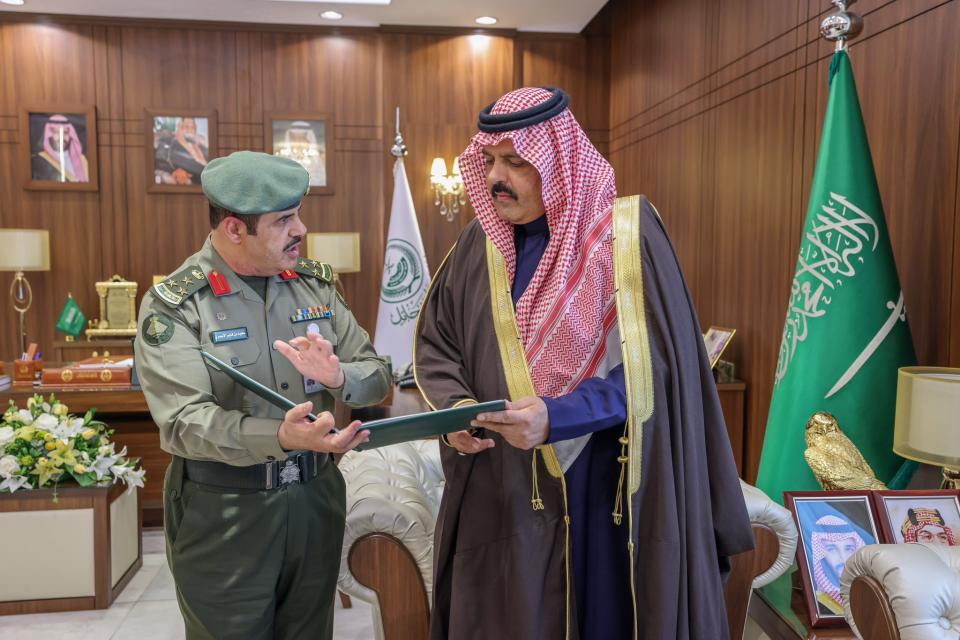 سمو أمير منطقة حائل يتسلم التقرير الإحصائي السنوي لجوازات المنطقة للعام 1443هـ
