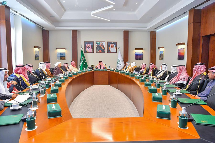 سمو أمير منطقة حائل يستقبل أعضاء من اللجنة الوطنية للحج والعمرة.