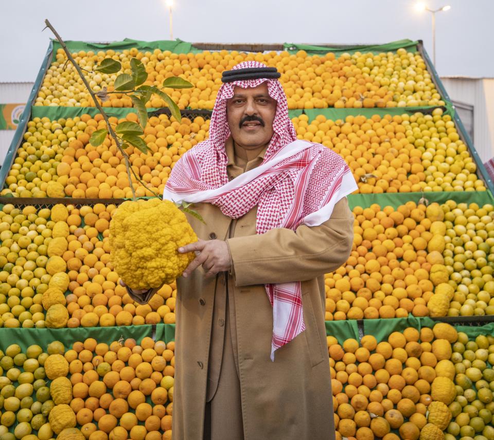 سمو أمير منطقة حائل يزور مقر مهرجان الحمضيات بحائل