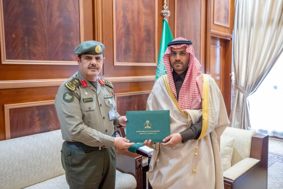 سمو #نائب_أمير_منطقة_حائل يتسلم التقرير الإحصائي السنوي لجوازات المنطقة للعام ١٤٤٣هـ