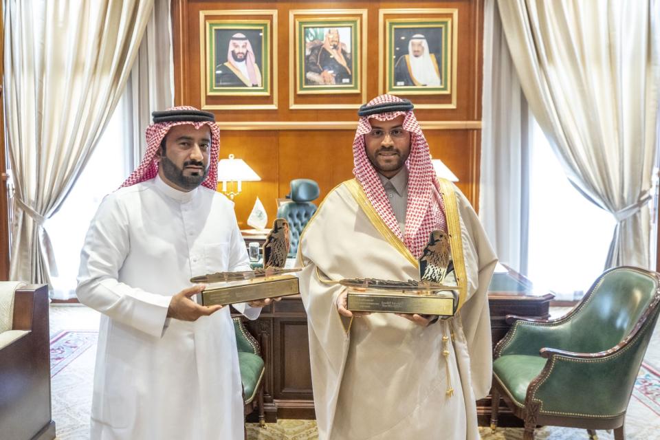 سمو نائب أمير حائل يستقبل الحاصل على المركز الأول في الشوط الثالث بمهرجان الصقور