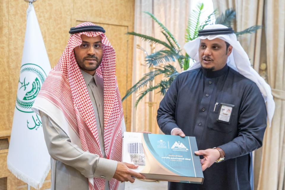 سمو نائب أمير منطقة حائل يلتقي أمين المنطقة وعدداً من قيادات الأمانة