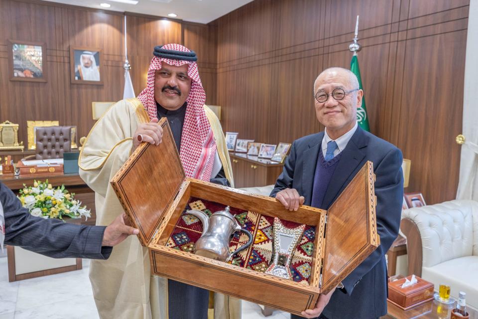 سمو أمير منطقة حائل يستقبل السفير الياباني لدى المملكة