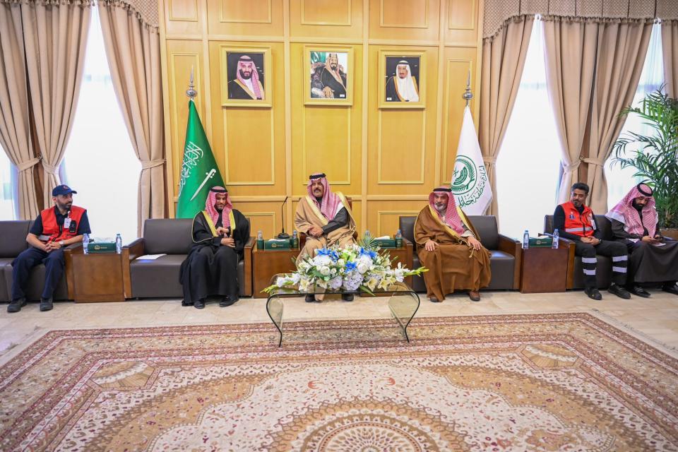 سمو أمير حائل يستقبل رئيس هيئة الهلال الأحمر السعودي