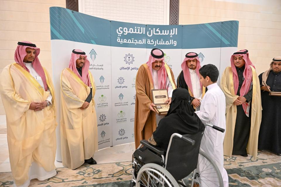 سمو أمير حائل يسلّم الوحدات السكنية لمستحقيها من مستفيدي برنامج الإسكان التنموي