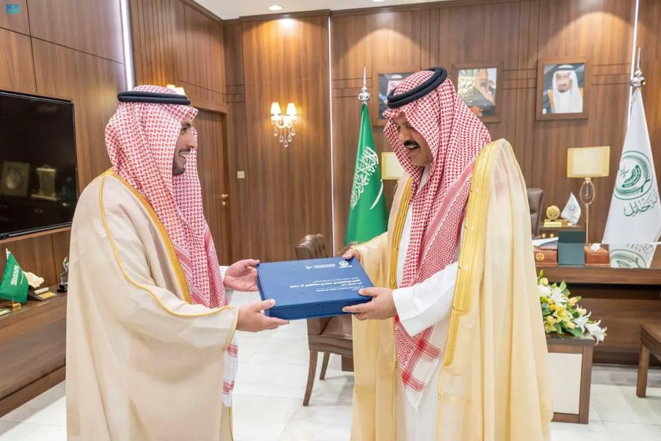 سمو أمير منطقة حائل يستقبل محافظ هيئة الاتصالات والفضاء والتقنية.