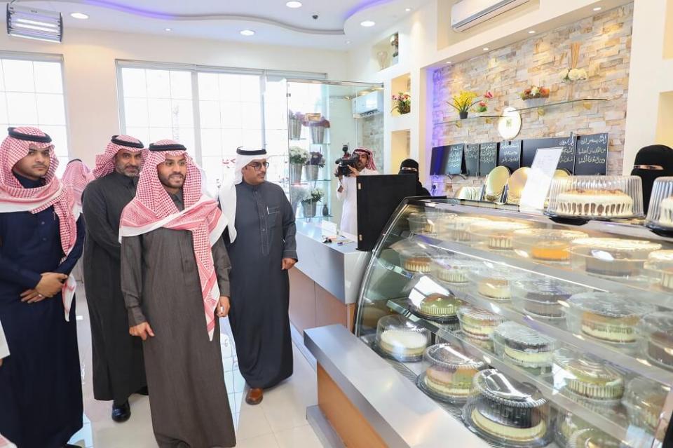 سمو نائب أمير حائل يزور عدداً من المشاريع المبادِرة بالتوطين الكامل بالمنطقة