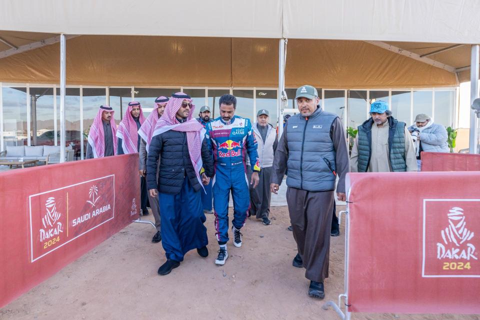 نائب أمير منطقة حائل يزور مخيم المبيت لرالي داكار السعودية ٢٠٢٤