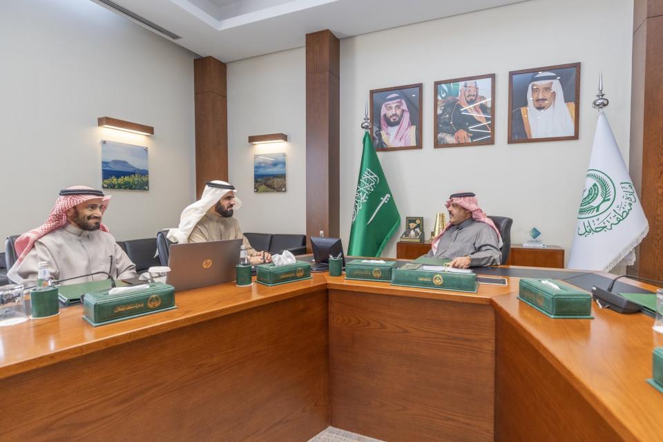 أمير منطقة حائل يطلع على عرض خطة العمل لإقامة مهرجان الإبل بالمنطقة الشهر المقبل
