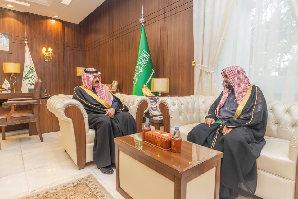 أمير حائل يستقبل رئيس مجلس إدارة الجمعية الخيرية للعناية بالمساجد بالمنطقة