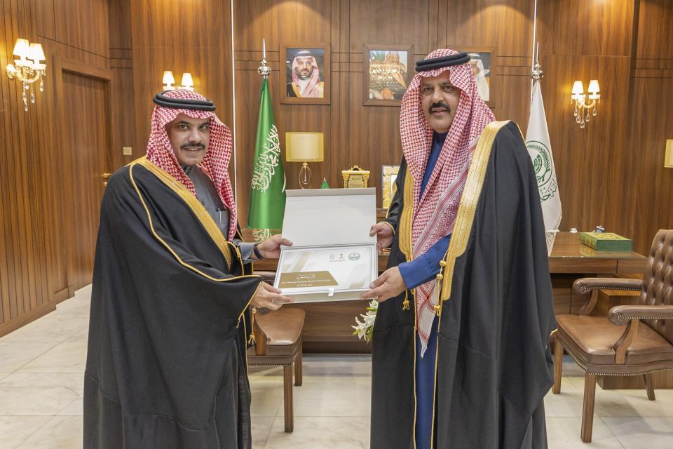 أمير حائل يتسلم التقرير السنوي للإدارة العامة للأحوال المدنية بالمنطقة