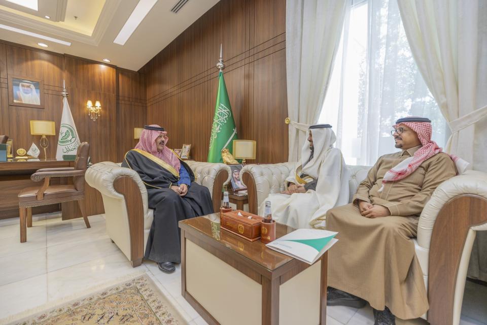 أمير حائل يستقبل الرئيس التنفيذي لهيئة تطوير المنطقة ورئيس مجلس إدارة شركة "سموّ" العقارية