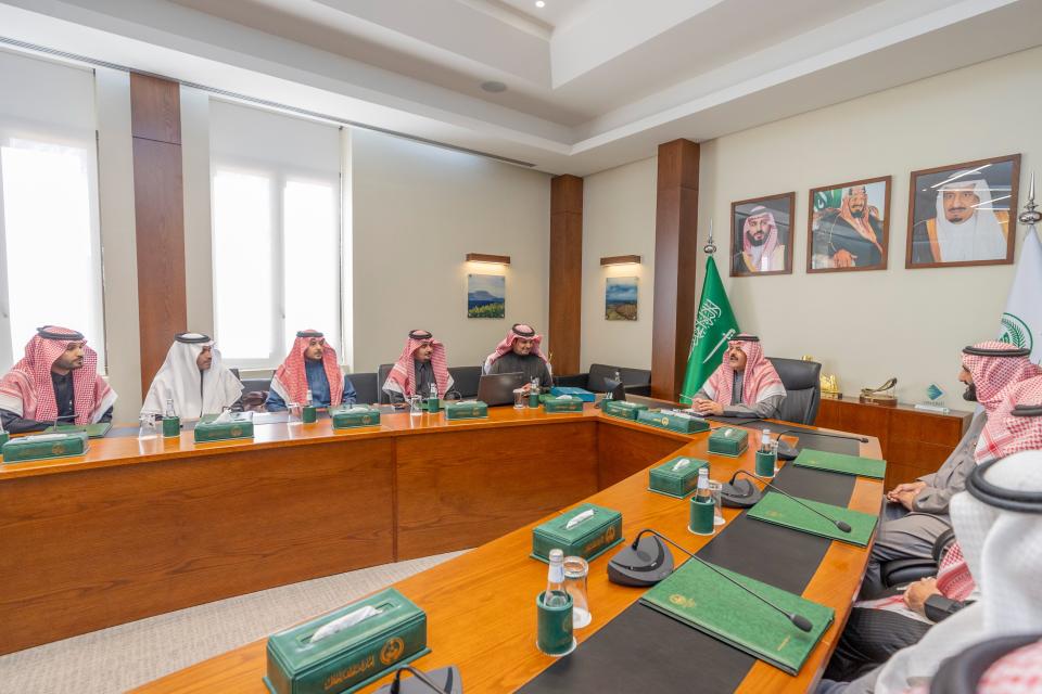 أمير حائل يتسلم التقرير السنوي لأمانة المنطقة
