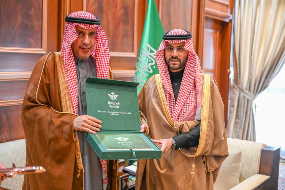 نائب أمير حائل يتسلّم التقرير السنوي لأداء الخطوط الجوية السعودية بالمنطقة لعام 2023م