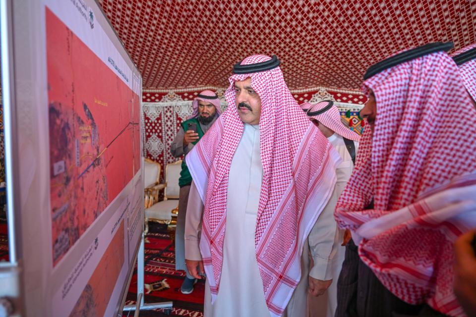 الأمير عبدالعزيز بن سعد يتفقد الأعمال القائمة في طريق "حائل - رفحاء" الجديد ويقف على آخر مراحل سير العمل