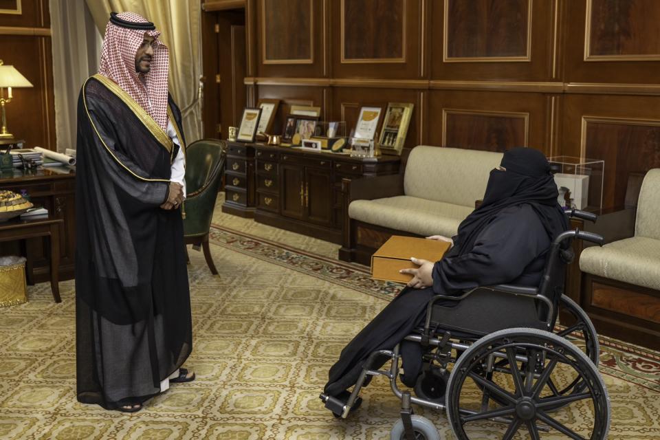 نائب أمير منطقة حائل يستقبل المواطنة وجدان الشمري
