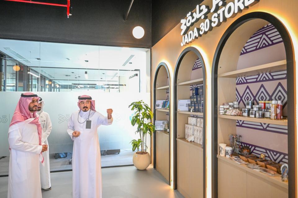 نائب أمير حائل يزور مقر فرع بنك التنمية الاجتماعية بالمنطقة