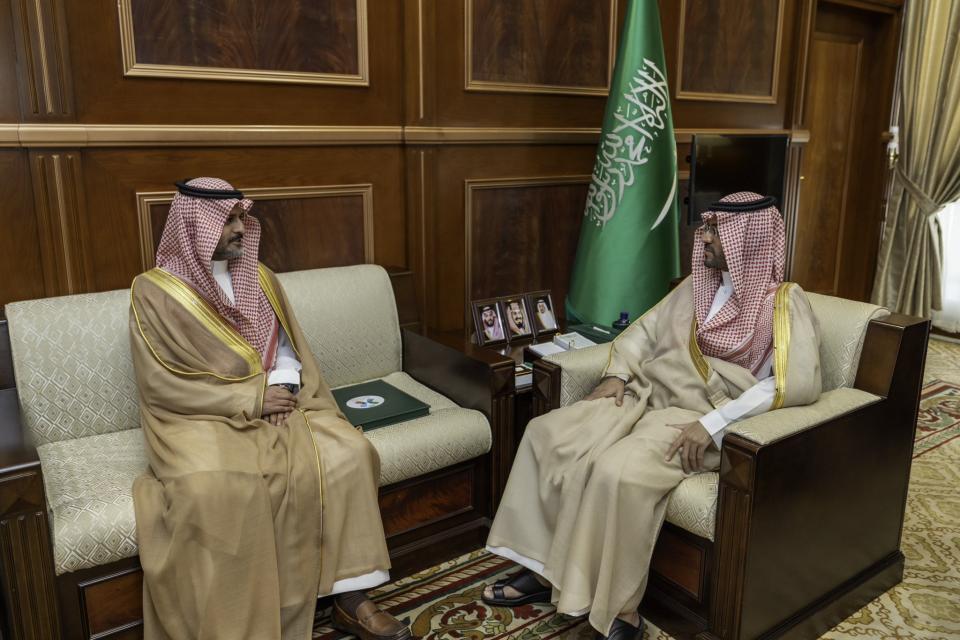 نائب أمير حائل يستقبل مدير عام الشؤون الصحية بالمنطقة