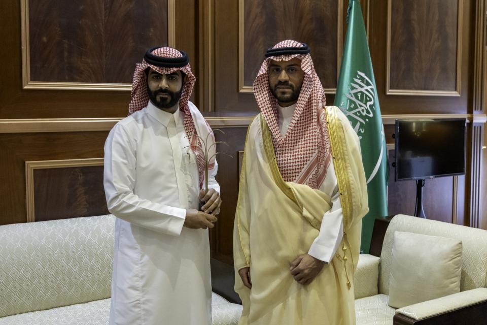 نائب أمير منطقة حائل يستقبل الفائز بجائزة النخلة الذهبية بمهرجان أفلام السعودية