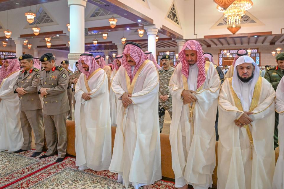 أمير منطقة حائل ونائبه يؤديان صلاة عيد الأضحى المبارك