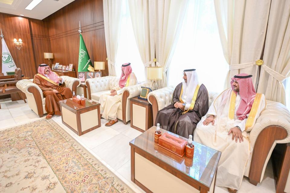 أمير حائل يستقبل رئيس الغرفة التجارية بالمنطقة