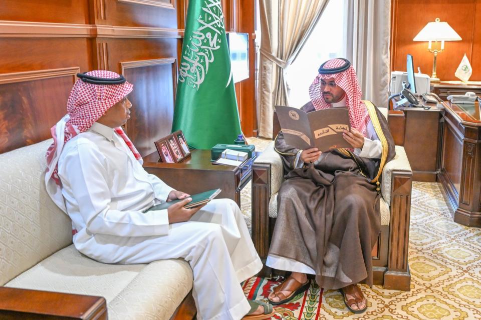 نائب أمير منطقة حائل يستقبل رئيس مجلس إدارة نادي فدك بمحافظة الحائط