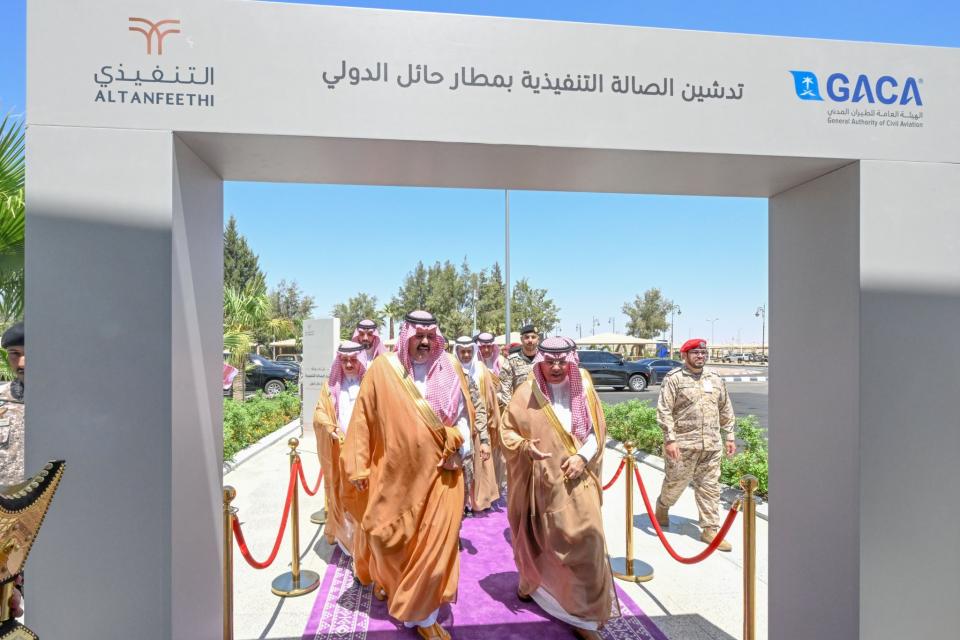 الأمير عبدالعزيز بن سعد يدشن الصالة " التنفيذية " الجديدة بمطار حائل الدولي