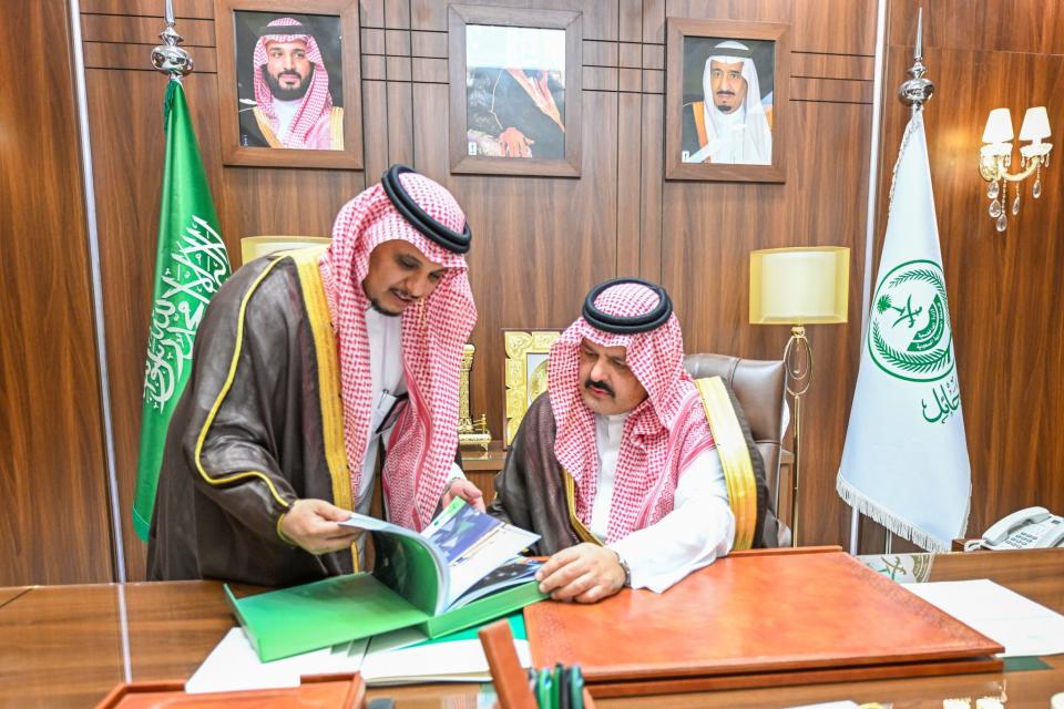 أمير حائل يتسلم التقرير الإعلامي النصف سنوي الأول للمشاريع المنجزة لأمانة المنطقة
