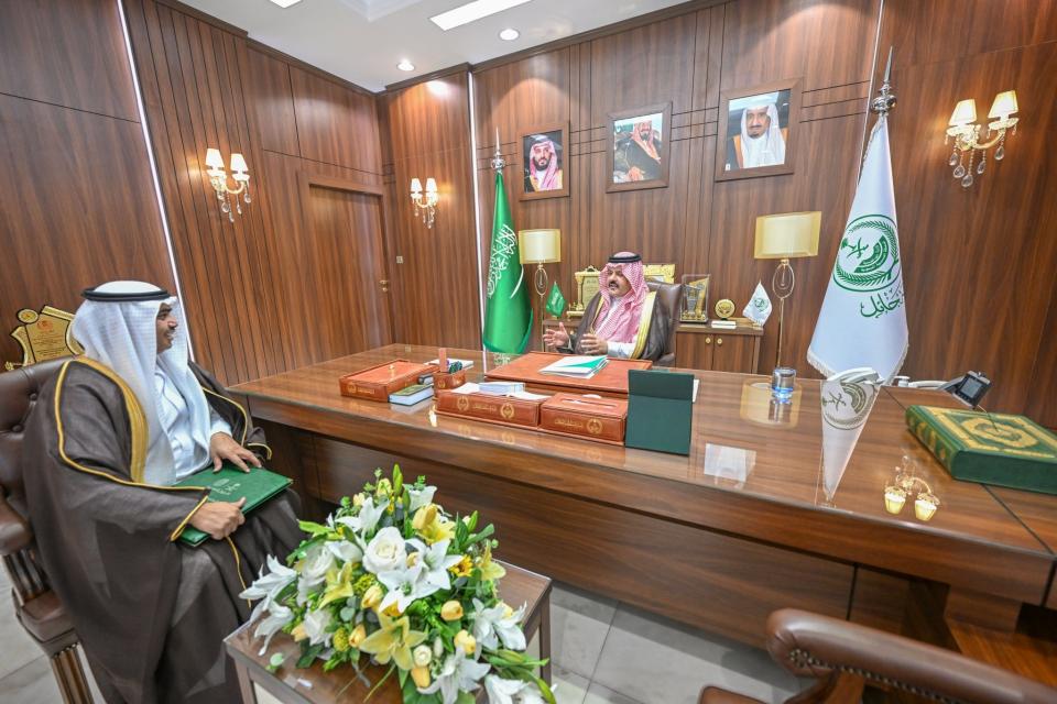 الأمير عبد العزيز بن سعد يستقبل مدير الإدارة العامة للأحوال المدنية بحائل