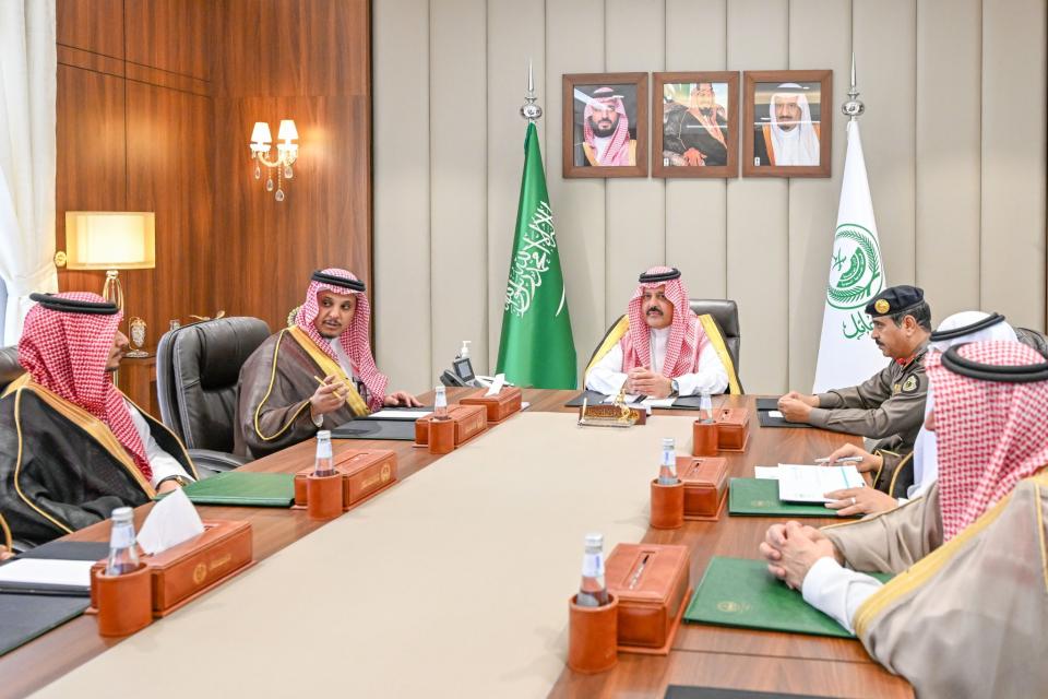 أمير حائل يرأس اجتماع اللجنة التنفيذية للإسكان التنموي الـ12 ويسلم الوحدات السكنية للمستحقين بالمنطقة