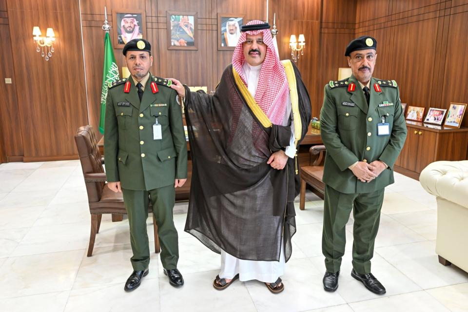 الأمير عبد العزيز بن سعد يقلد مساعد مدير سجون منطقة حائل رتبته الجديدة