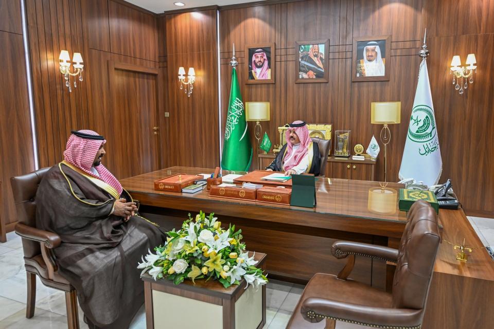 أمير منطقة حائل يستقبل مدير فرع الإدارة العامة للمجاهدين بالمنطقة