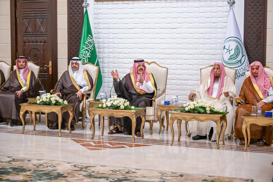 أمير منطقة حائل يعقد جلسته الاثنينية