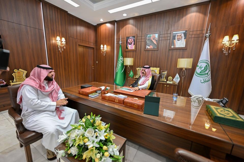 أمير منطقة حائل يستقبل رئيس نادي مرصد مشار الفلكي 