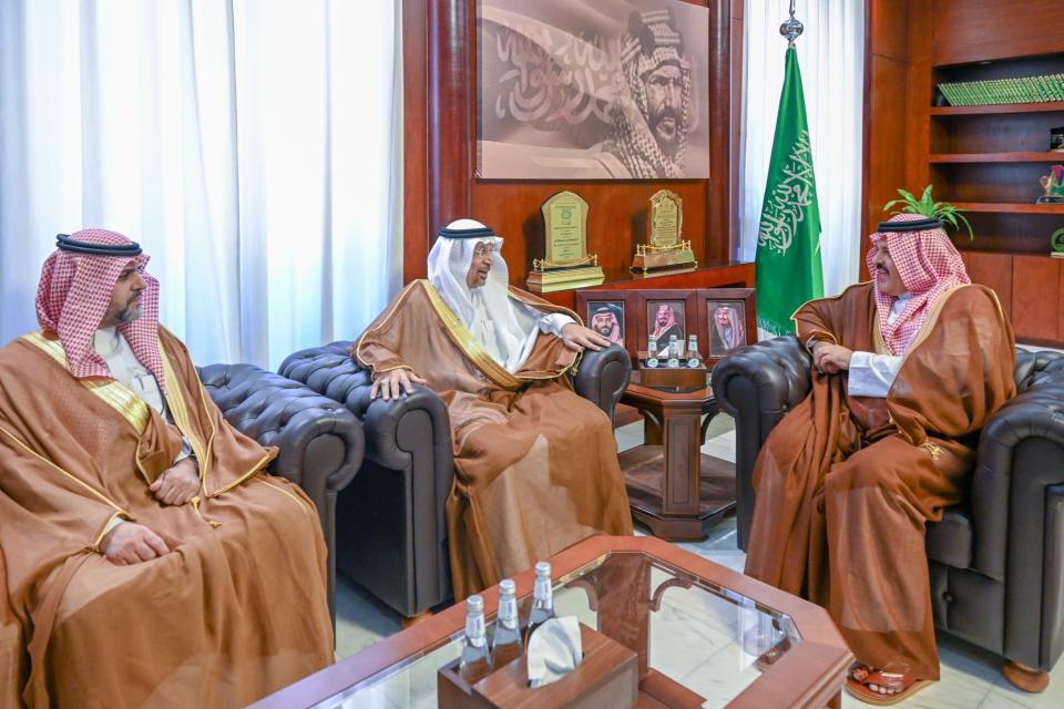 أمير منطقة حائل يستقبل وزير الاستثمار