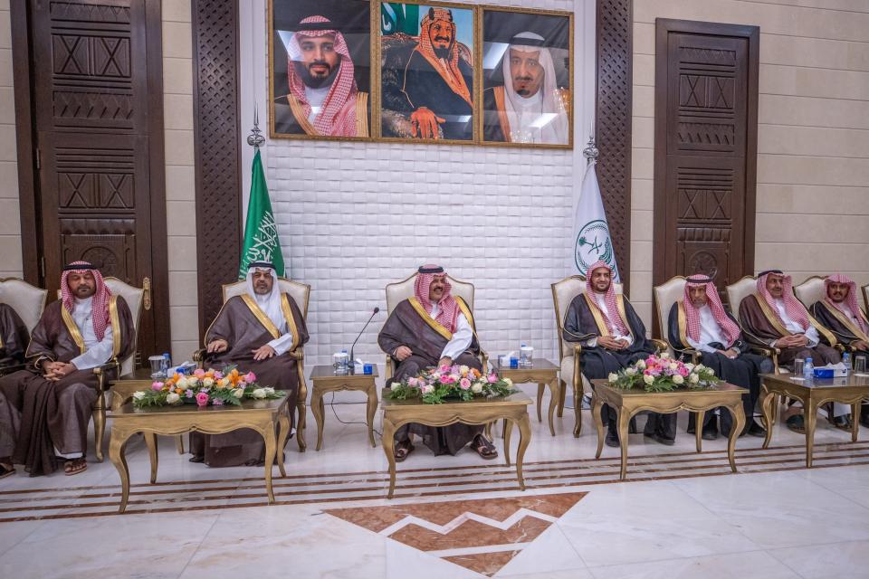 أمير منطقة حائل يعقد جلسته الاثنينية
