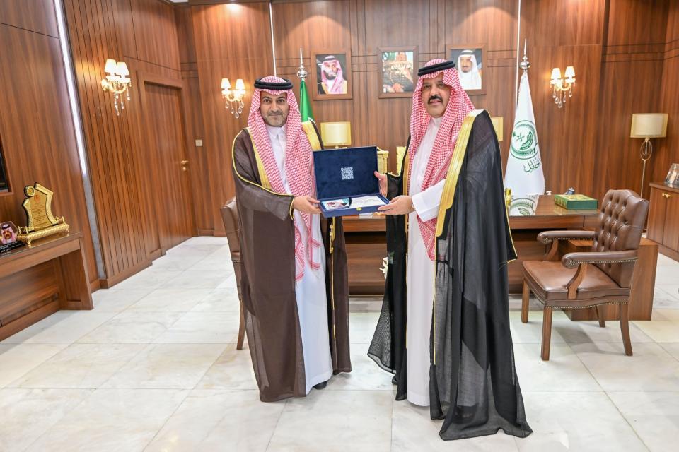 أمير منطقة حائل ينوه بما توليه القيادة الرشيدة من دعمٍ واهتمام لتطوير الموارد البشرية وتمكين أبناء وبنات الوطن